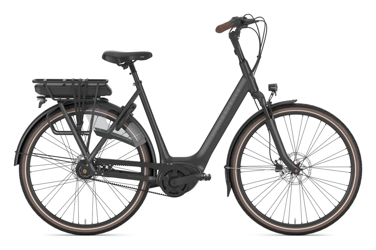 Sort Gazelle Orange C8 HMB elcykel med lav indstigning og batteri på bagagebæreren set fra siden