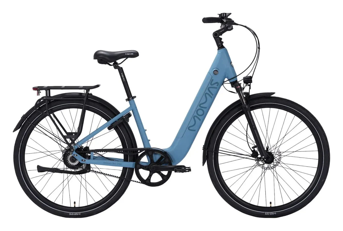 Lyseblå Momas Balance+ Belt elcykel med lav indstigning, remtræk og bagagebærer set fra siden